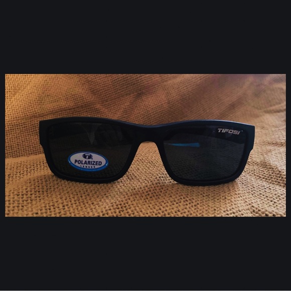 SUNGLASSES Tifosi Hagen Matte Black/Smoke Lense Unisex Never worn Polarized - Picture 2 of 8